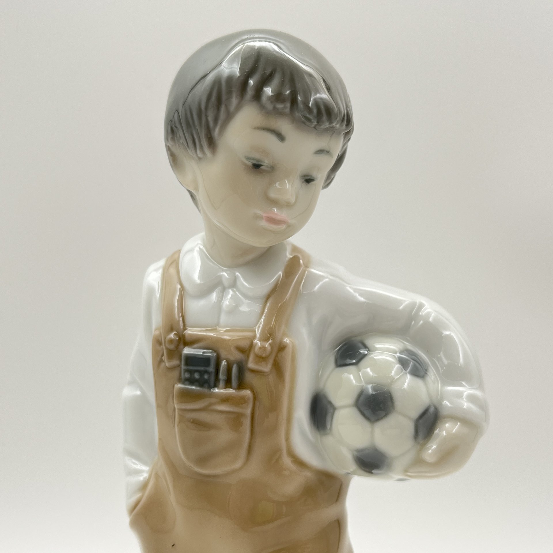 Статуэтка "Мальчик с футбольным мячом", фарфор, роспись, NAO Porcelain, Испания, 1988-2000 гг.