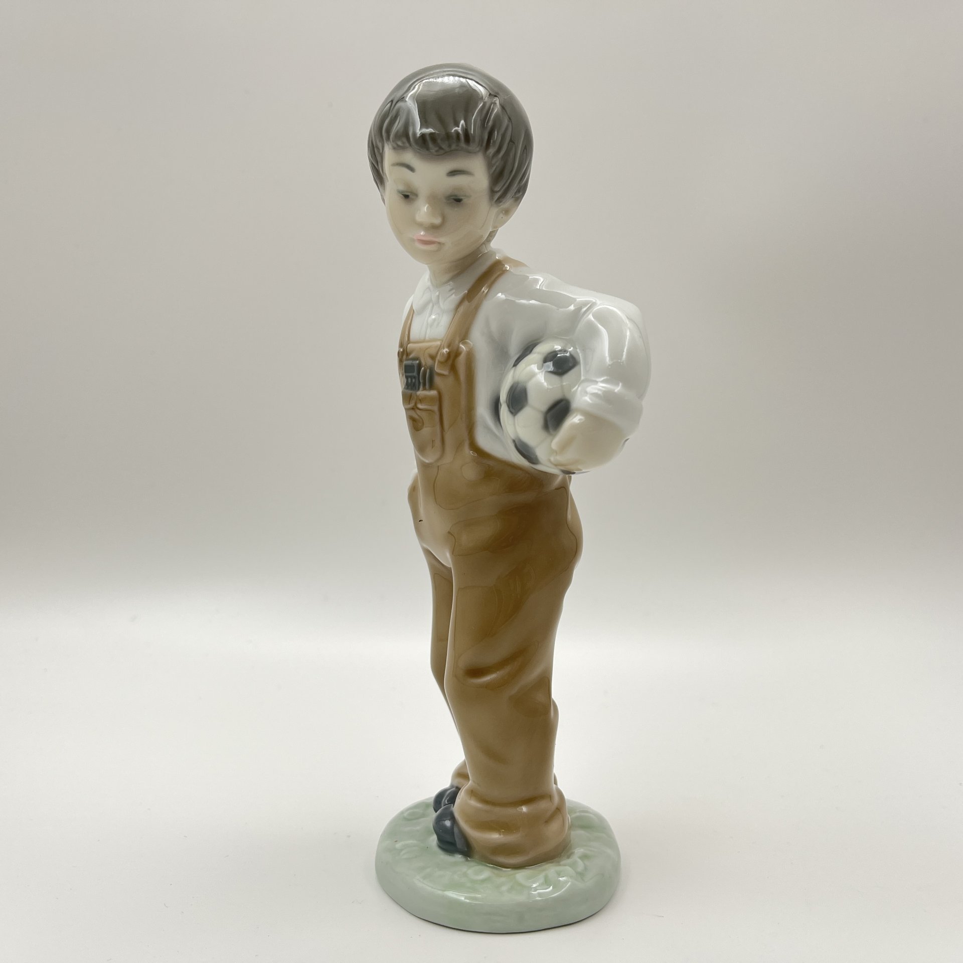Статуэтка "Мальчик с футбольным мячом", фарфор, роспись, NAO Porcelain, Испания, 1988-2000 гг.