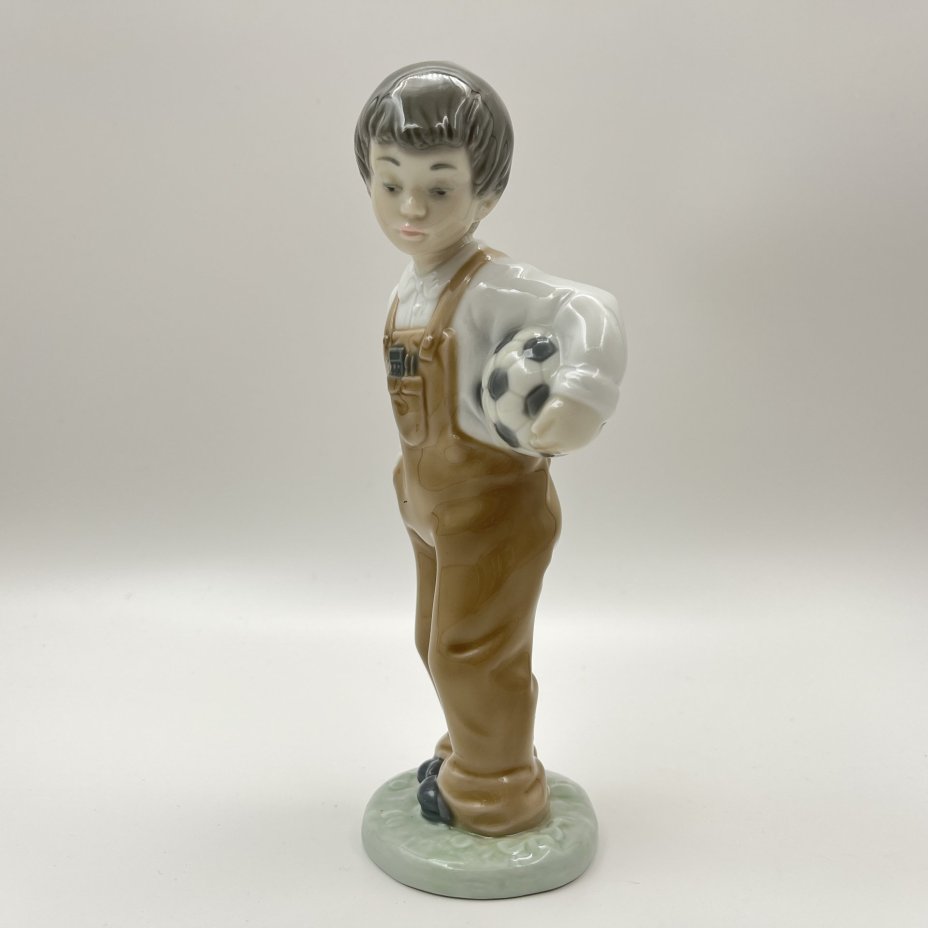 Статуэтка "Мальчик с футбольным мячом", фарфор, роспись, NAO Porcelain, Испания, 1988-2000 гг.