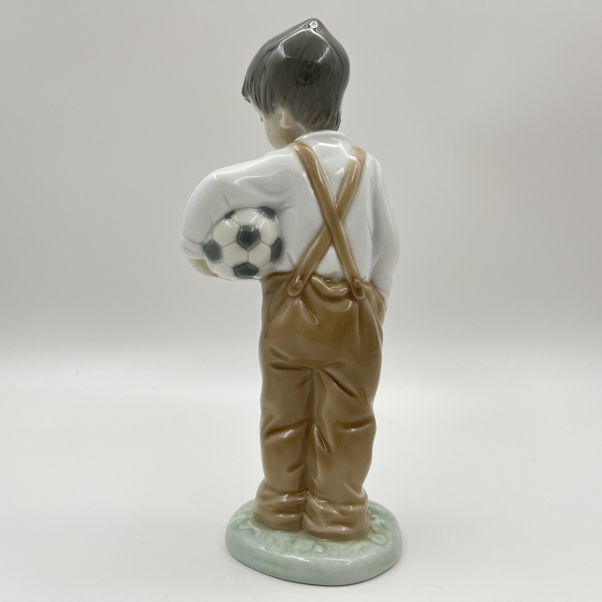 Статуэтка "Мальчик с футбольным мячом", фарфор, роспись, NAO Porcelain, Испания, 1988-2000 гг.