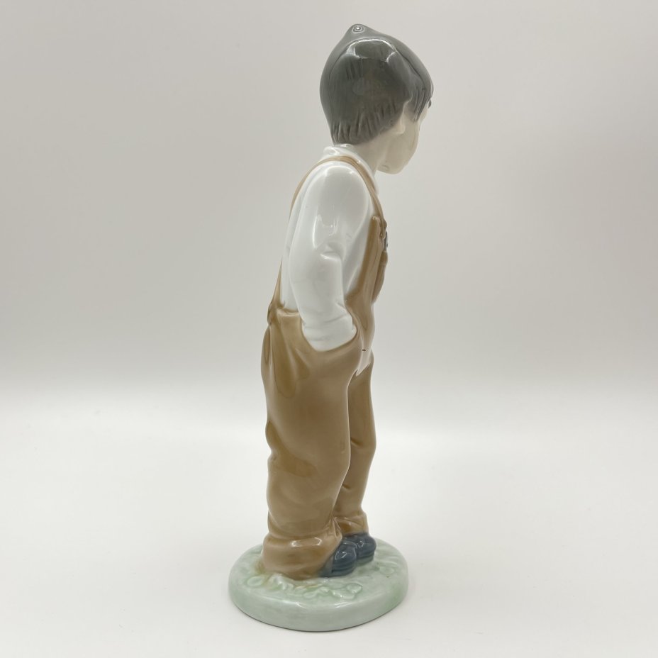 Статуэтка "Мальчик с футбольным мячом", фарфор, роспись, NAO Porcelain, Испания, 1988-2000 гг.