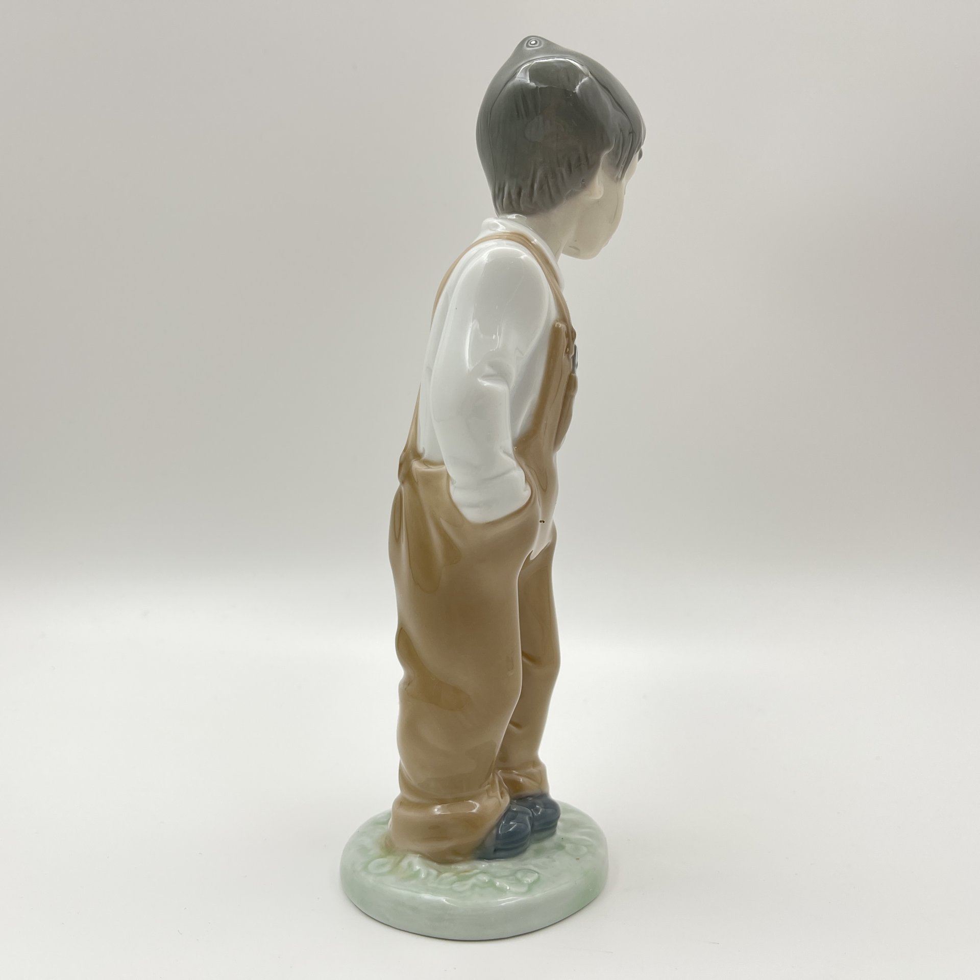 Статуэтка "Мальчик с футбольным мячом", NAO Porcelain
