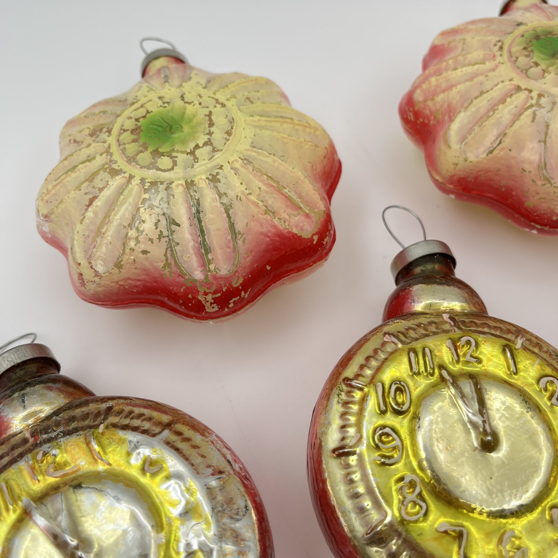 Набор из шести крупных ёлочных игрушек в форме звёзд и часов