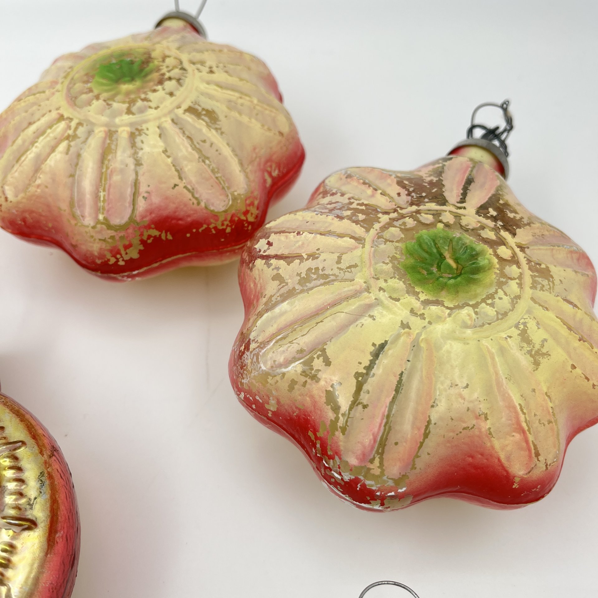 Набор из шести крупных ёлочных игрушек в форме звёзд и часов