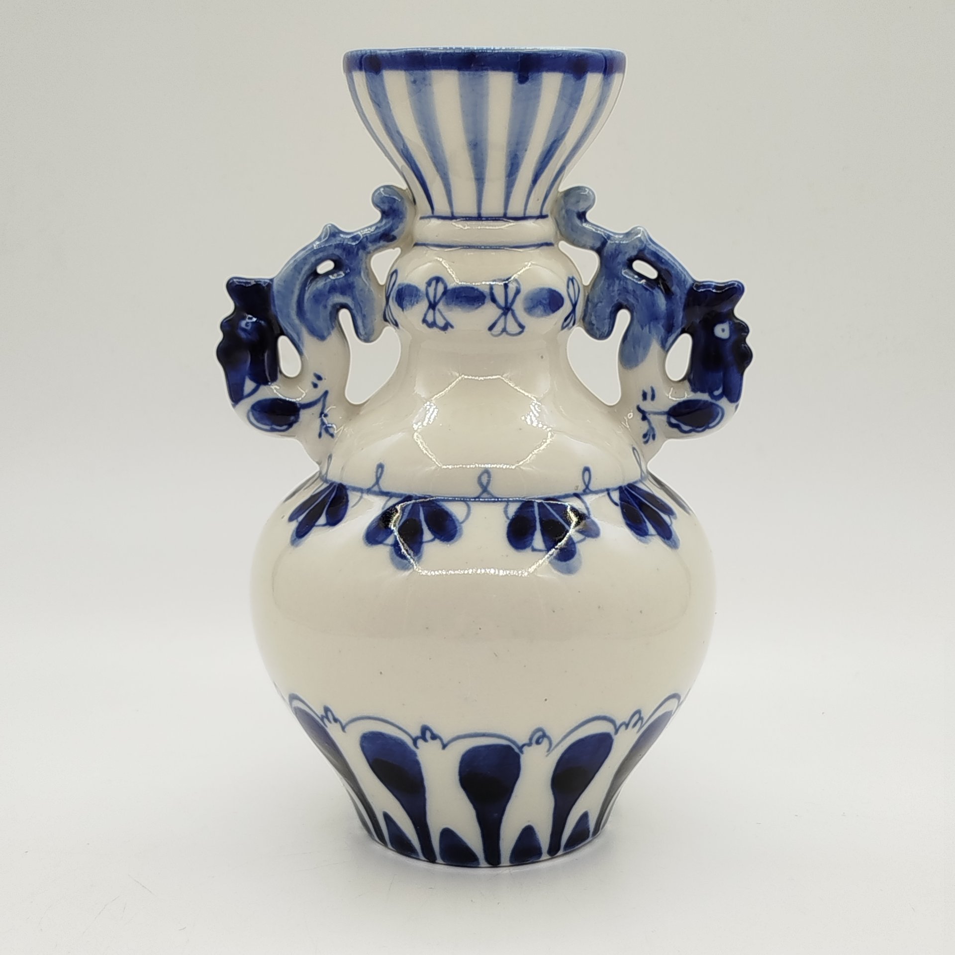 Ваза с ручками в виде петушков