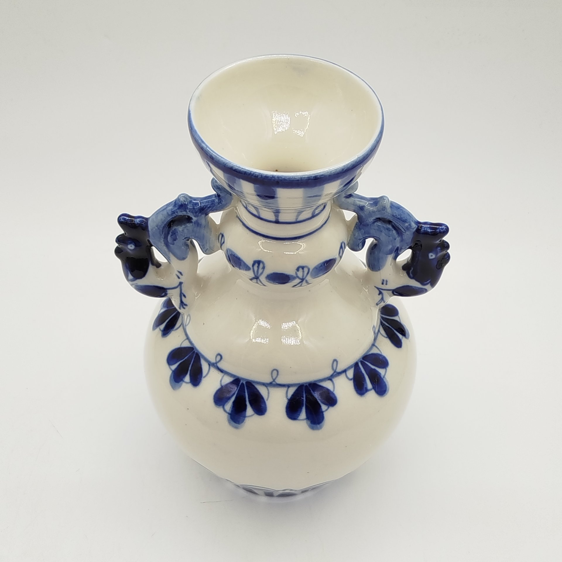 Ваза с ручками в виде петушков