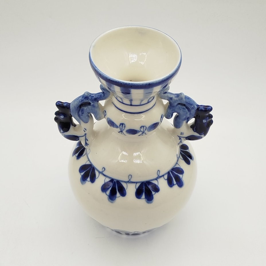 Ваза с ручками в виде петушков