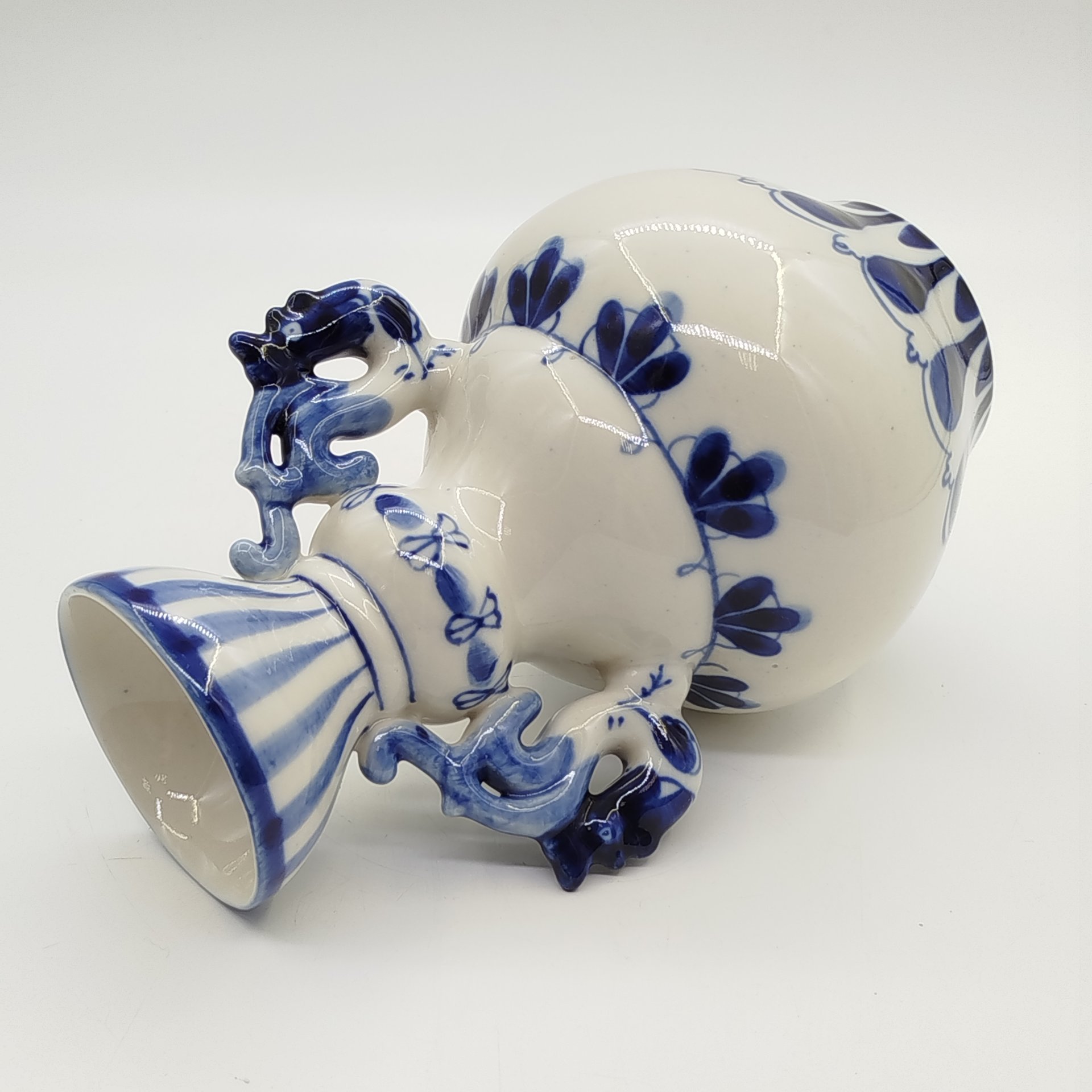 Ваза с ручками в виде петушков