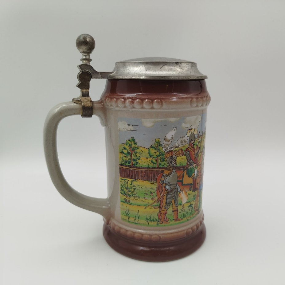 Кружка пивная с крышкой, с изображением средневековой сцены