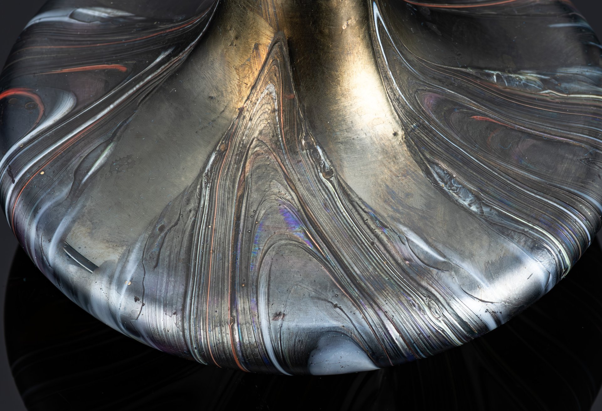 Ваза миниатюрная уплощенной формы в фиолетово-красной гамме, предположительно Loetz