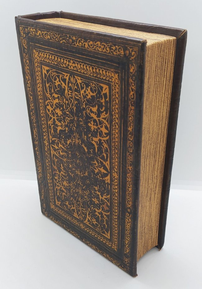 Шкатулка в виде книги