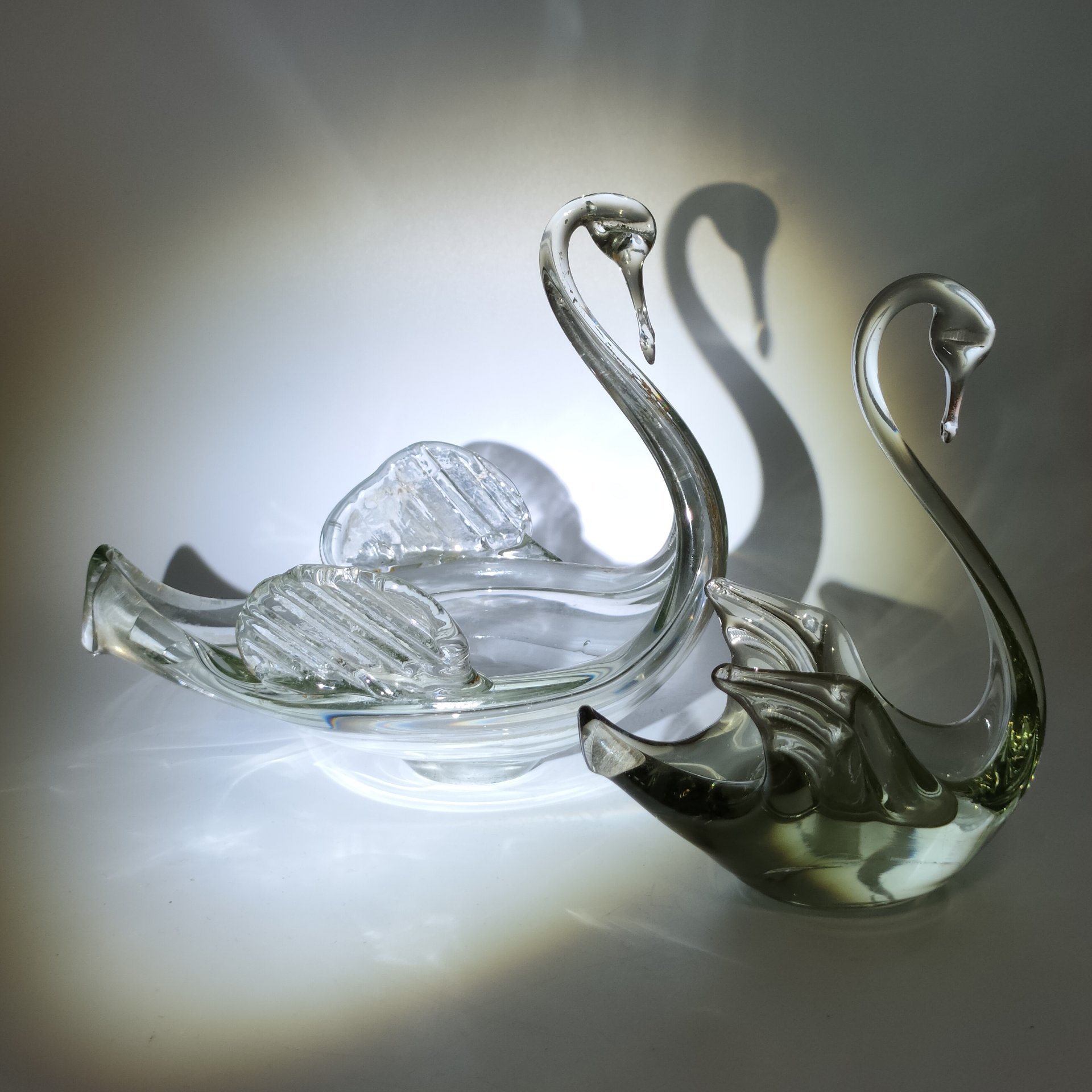 Пара статуэток (мелочниц) "Лебедь" (в подборе), стекло, гутная техника, СССР, 1970-1990 гг.