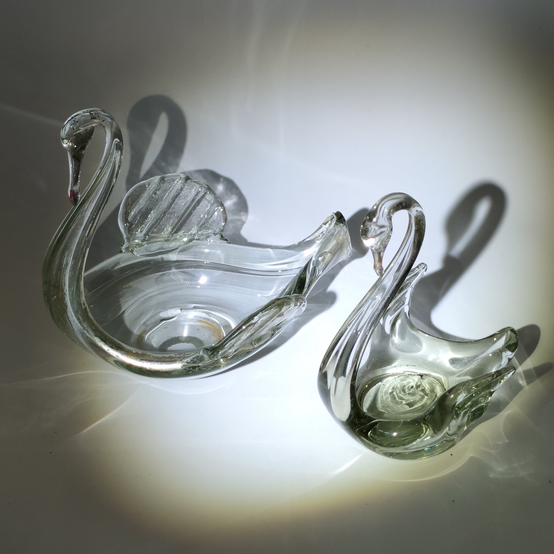 Пара статуэток (мелочниц) "Лебедь" (в подборе), стекло, гутная техника, СССР, 1970-1990 гг.