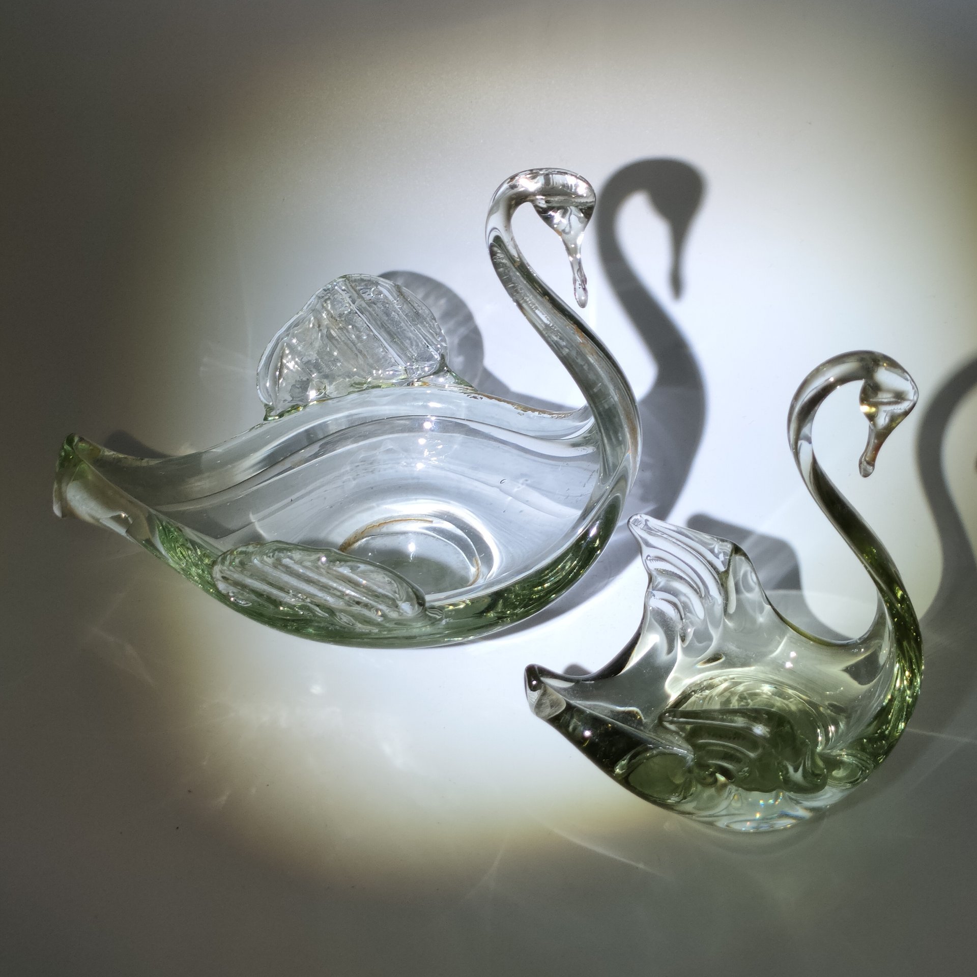 Пара статуэток (мелочниц) "Лебедь" (в подборе), стекло, гутная техника, СССР, 1970-1990 гг.