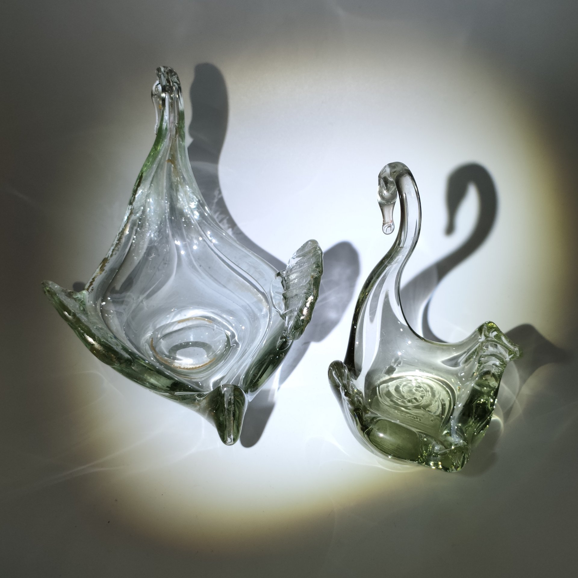 Пара статуэток (мелочниц) "Лебедь" (в подборе), стекло, гутная техника, СССР, 1970-1990 гг.