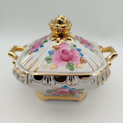 Сахарница (шкатулка), декорированная цветочным декором, фарфор, роспись, золочение, Объединение «Гжель», СССР, 1972-1985 гг.