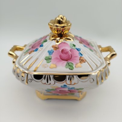 Сахарница (шкатулка), декорированная цветочным декором, фарфор, роспись, золочение, Объединение «Гжель», СССР, 1972-1985 гг., Объединение «Гжель»