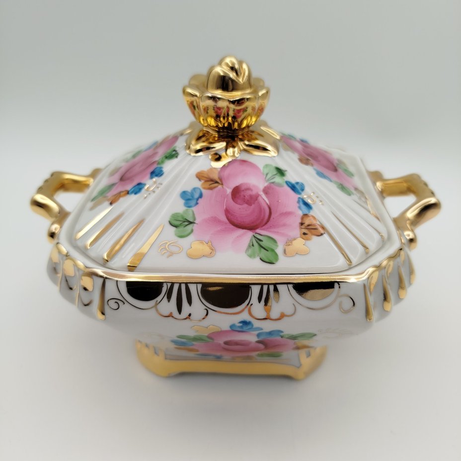 Сахарница (шкатулка), декорированная цветочным декором, фарфор, роспись, золочение, Объединение «Гжель», СССР, 1972-1985 гг., Объединение «Гжель»