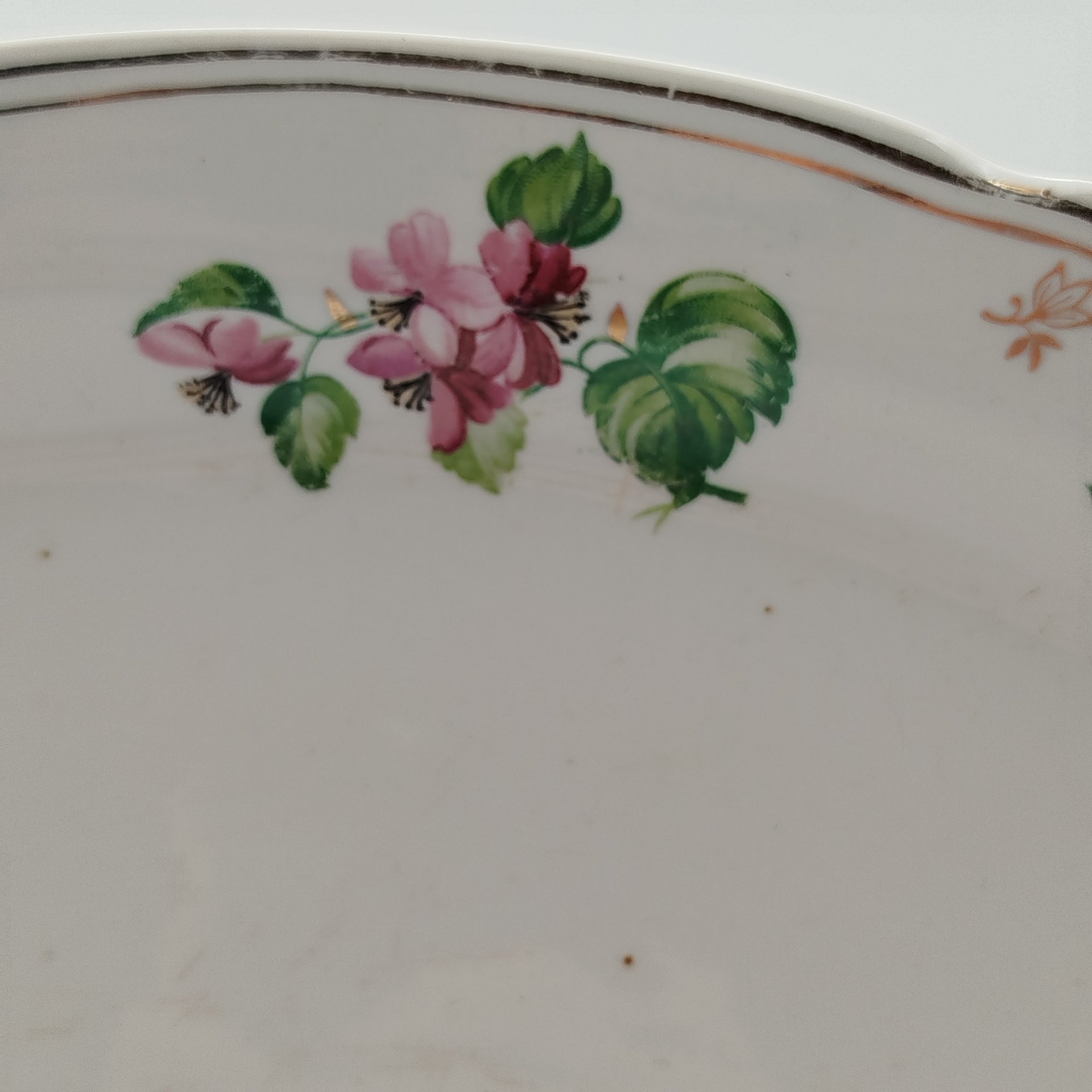 Сервировочное блюдо овальной формы с цветочным декором и фигурным краем, фарфор, деколь, золочение, Дулевский фарфоровый завод (Дулёво), СССР, 1958 г.