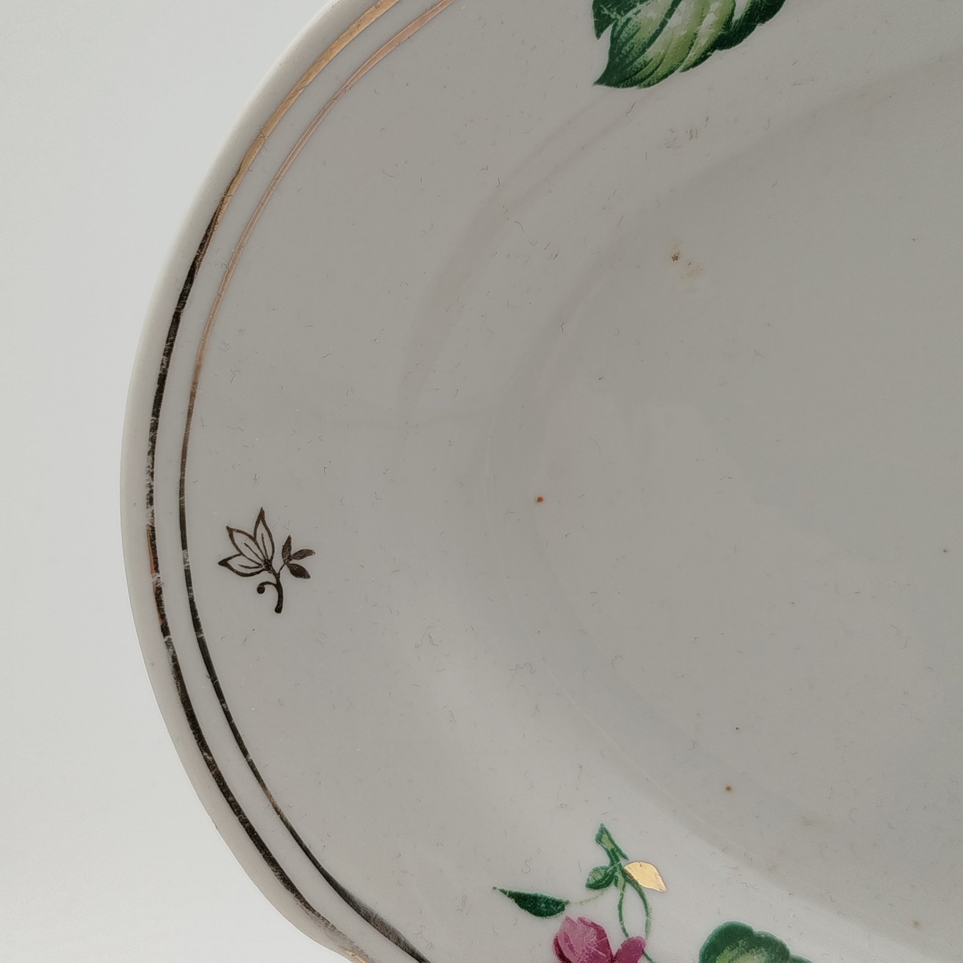 Сервировочное блюдо овальной формы с цветочным декором и фигурным краем, фарфор, деколь, золочение, Дулевский фарфоровый завод (Дулёво), СССР, 1958 г.