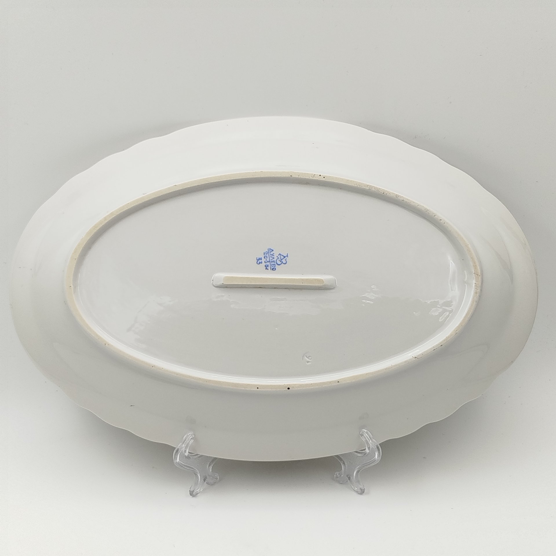 Сервировочное блюдо овальной формы с цветочным декором и фигурным краем, фарфор, деколь, золочение, Дулевский фарфоровый завод (Дулёво), СССР, 1958 г.