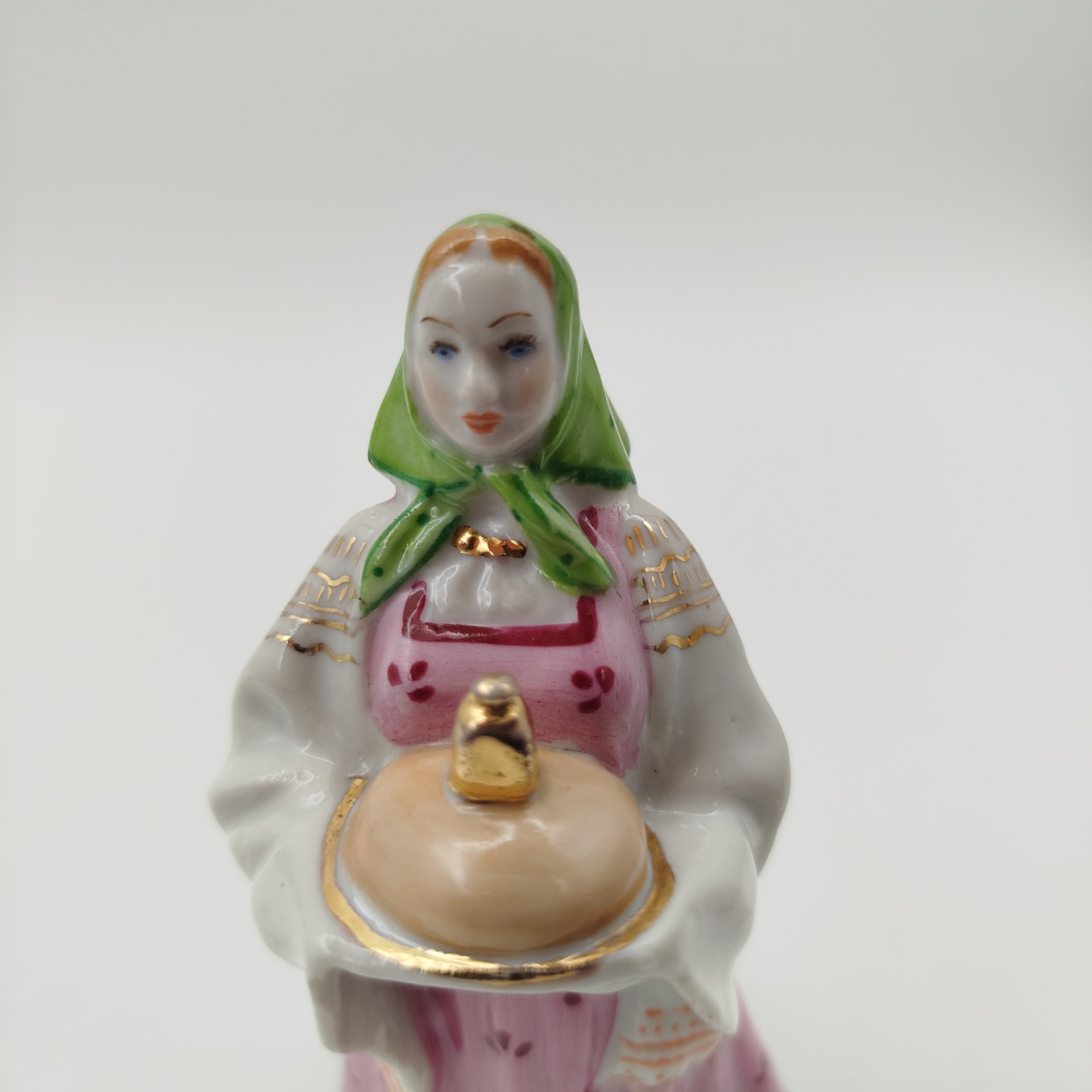 Статуэтка "Добро пожаловать", (Хлеб да соль), скульптор А. Бржезицкая, фарфор, роспись, золочение, Дулевский фарфоровый завод (Дулёво), СССР, 1956 г., Дулевский фарфоровый завод (Дулёво)