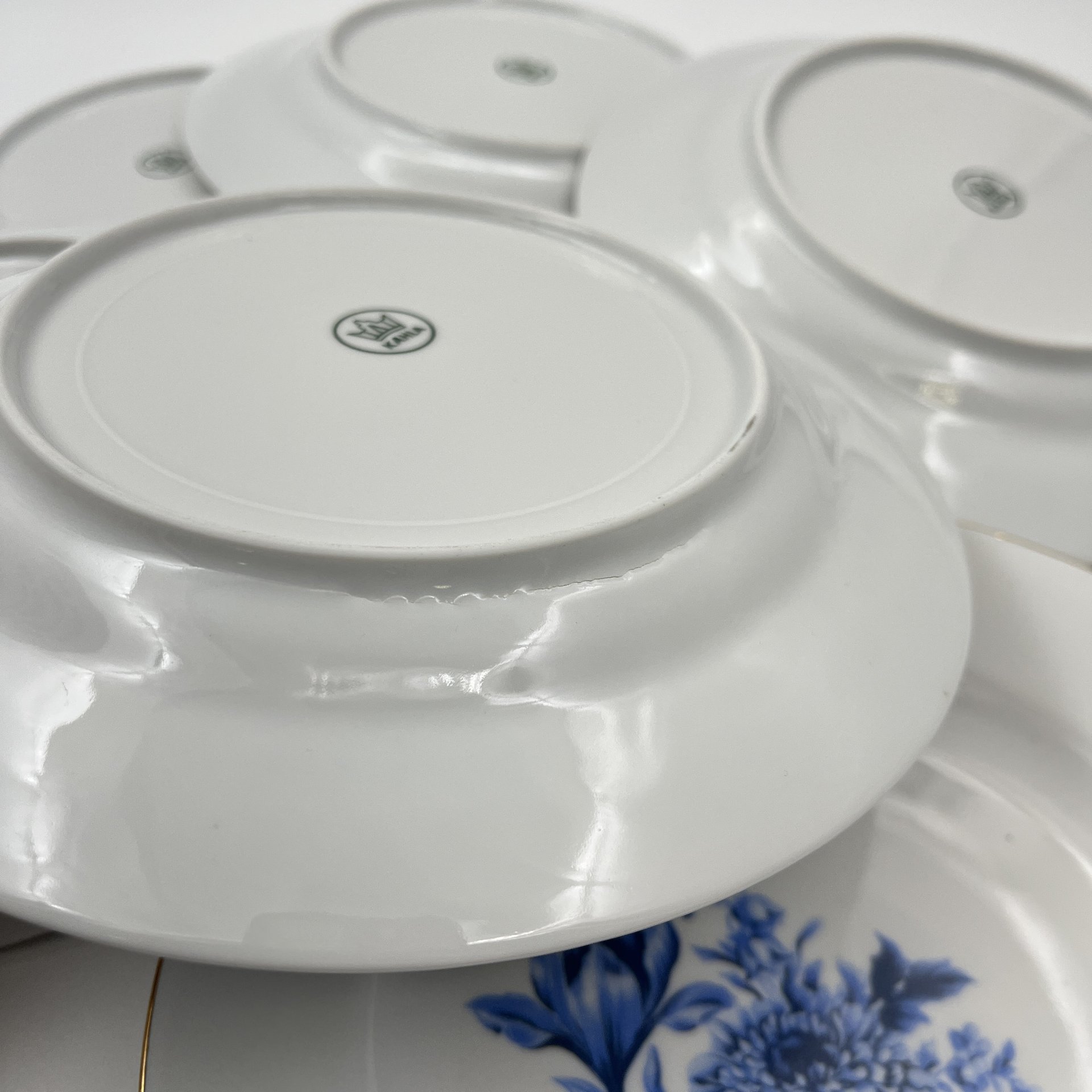 Набор из 6-ти десертных тарелок с декором в виде синих цветов, фарфор, деколь, золочение, Kahla, ГДР, 1968-1987 гг.