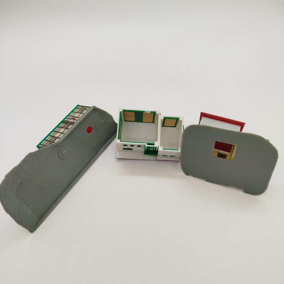 Набор из трех моделей домов для железной дороги, пластик, Piko, ГДР, 1970-1990 гг.