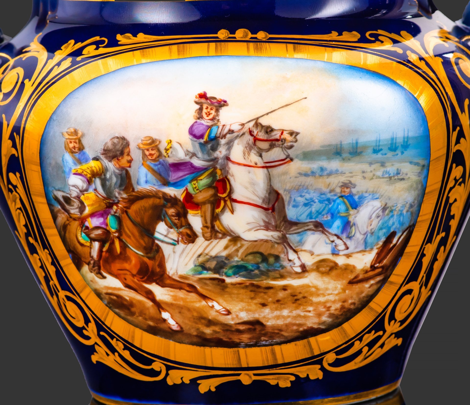 Сахарница с батальным сюжетом "Битва при Дюнах" (Batalla de las Dunas) (выполнена для дворца Тюильри "Chateau des Tuileries"), фарфор, крытье кобальтом, золочение, цировка, роспись, Севрская фарфоровая мануфактура (Sevres), Франция, 1844 г.