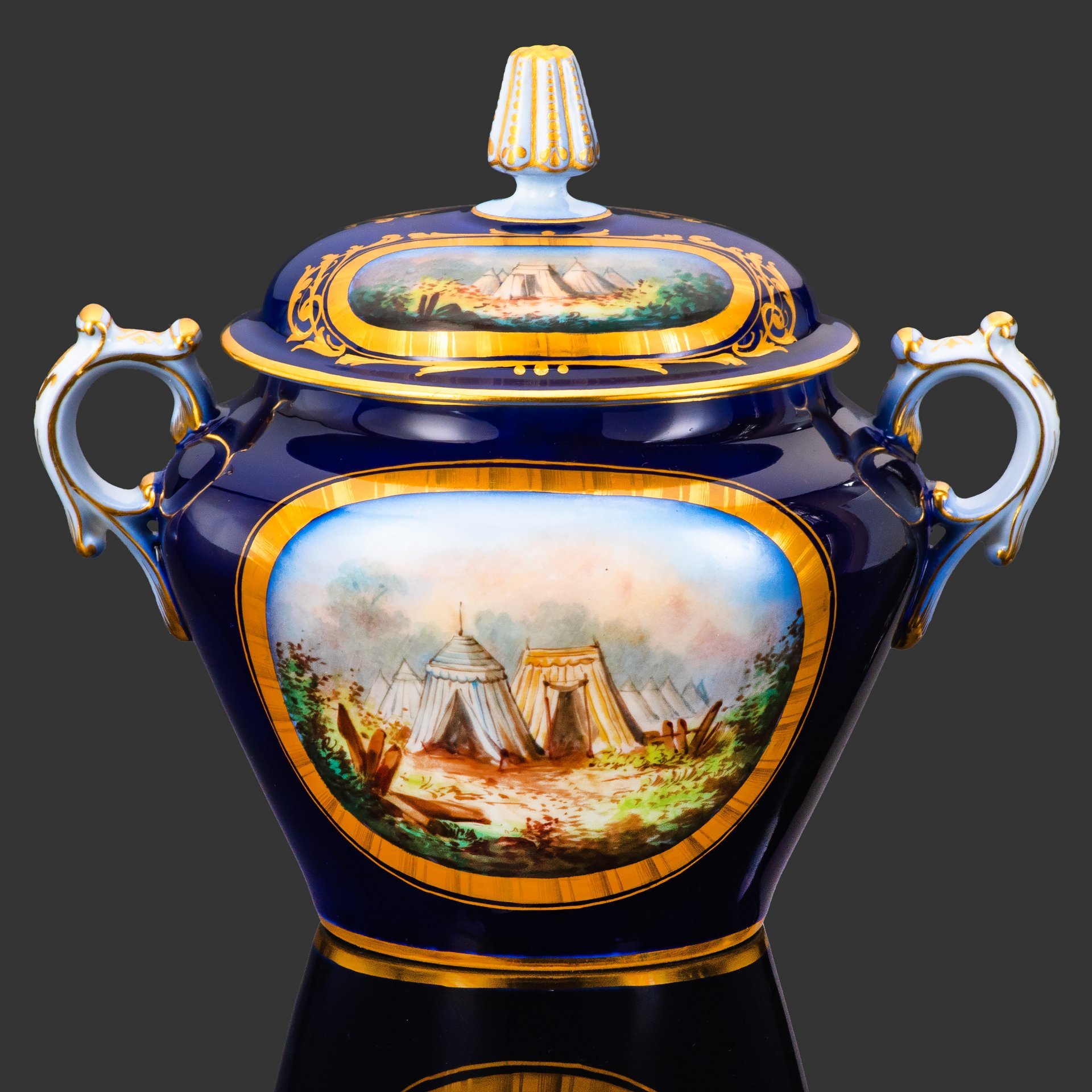 Сахарница с батальным сюжетом "Битва при Дюнах" (Batalla de las Dunas) (выполнена для дворца Тюильри "Chateau des Tuileries"), фарфор, крытье кобальтом, золочение, цировка, роспись, Севрская фарфоровая мануфактура (Sevres), Франция, 1844 г.