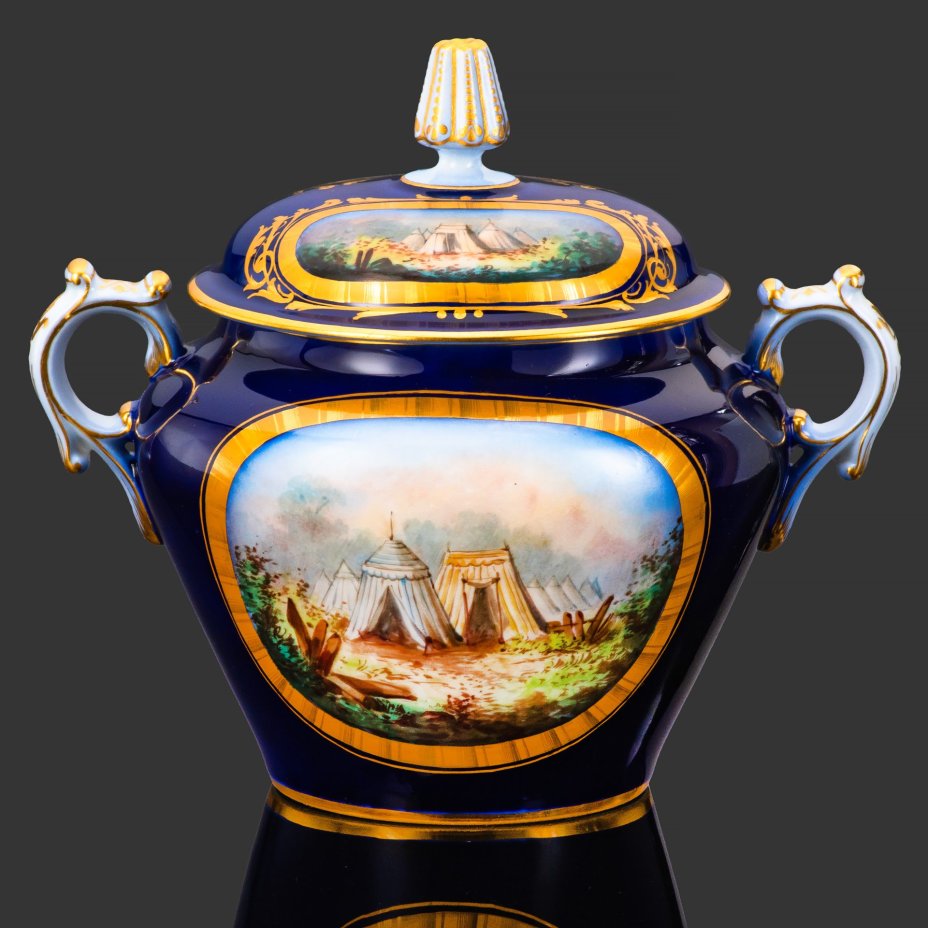 Сахарница с батальным сюжетом "Битва при Дюнах" (Batalla de las Dunas) (выполнена для дворца Тюильри "Chateau des Tuileries"), фарфор, крытье кобальтом, золочение, цировка, роспись, Севрская фарфоровая мануфактура (Sevres), Франция, 1844 г.
