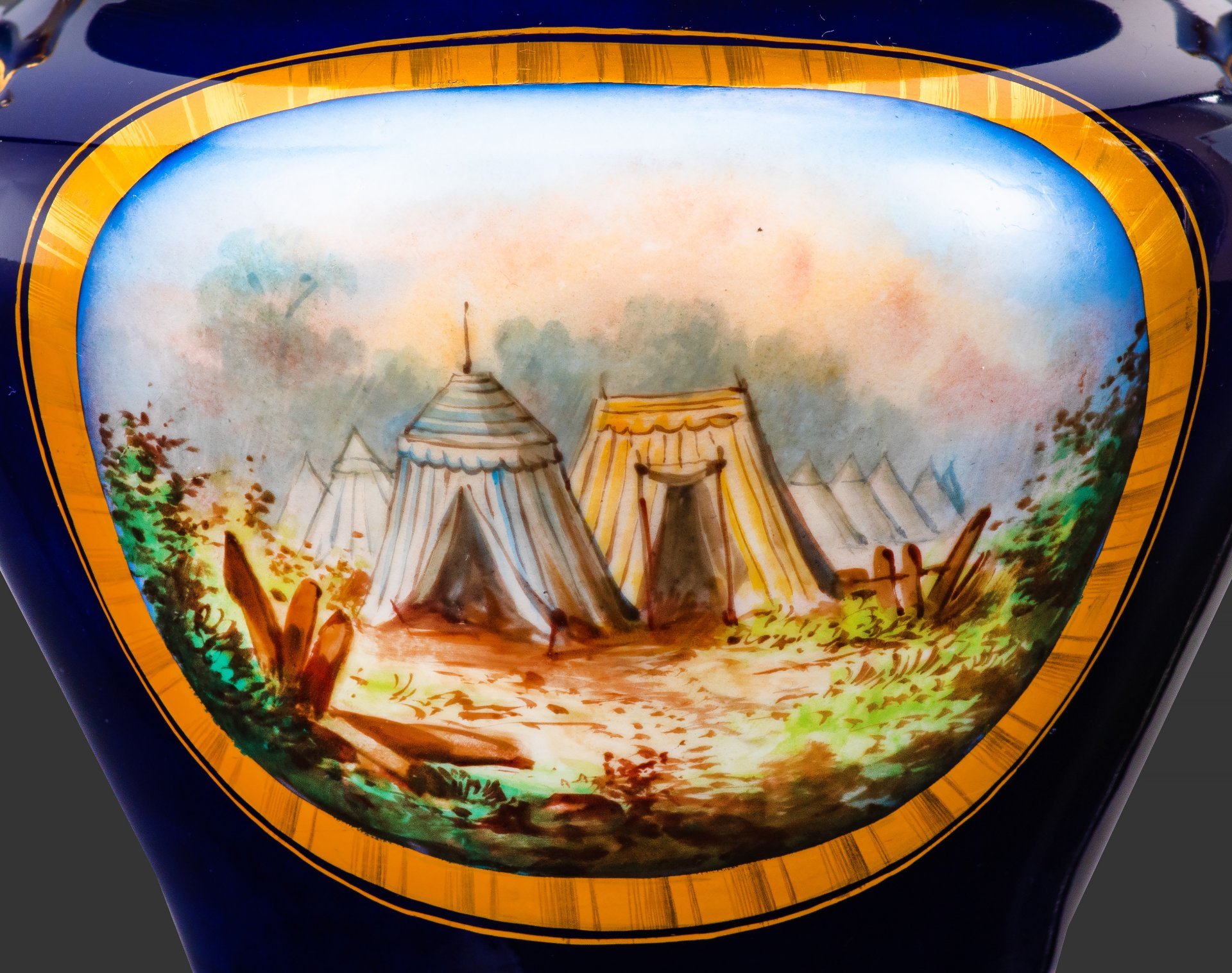 Сахарница с батальным сюжетом "Битва при Дюнах" (Batalla de las Dunas) (выполнена для дворца Тюильри "Chateau des Tuileries"), фарфор, крытье кобальтом, золочение, цировка, роспись, Севрская фарфоровая мануфактура (Sevres), Франция, 1844 г.