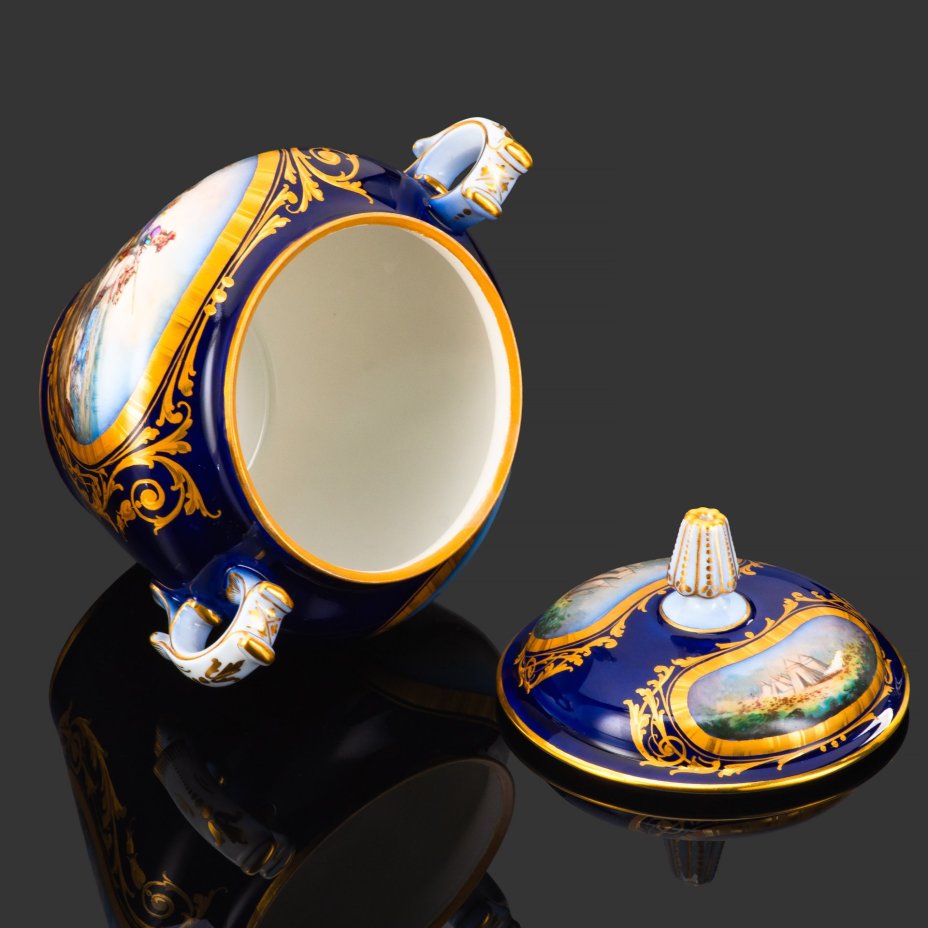 Сахарница с батальным сюжетом "Битва при Дюнах" (Batalla de las Dunas) (выполнена для дворца Тюильри "Chateau des Tuileries"), фарфор, крытье кобальтом, золочение, цировка, роспись, Севрская фарфоровая мануфактура (Sevres), Франция, 1844 г.