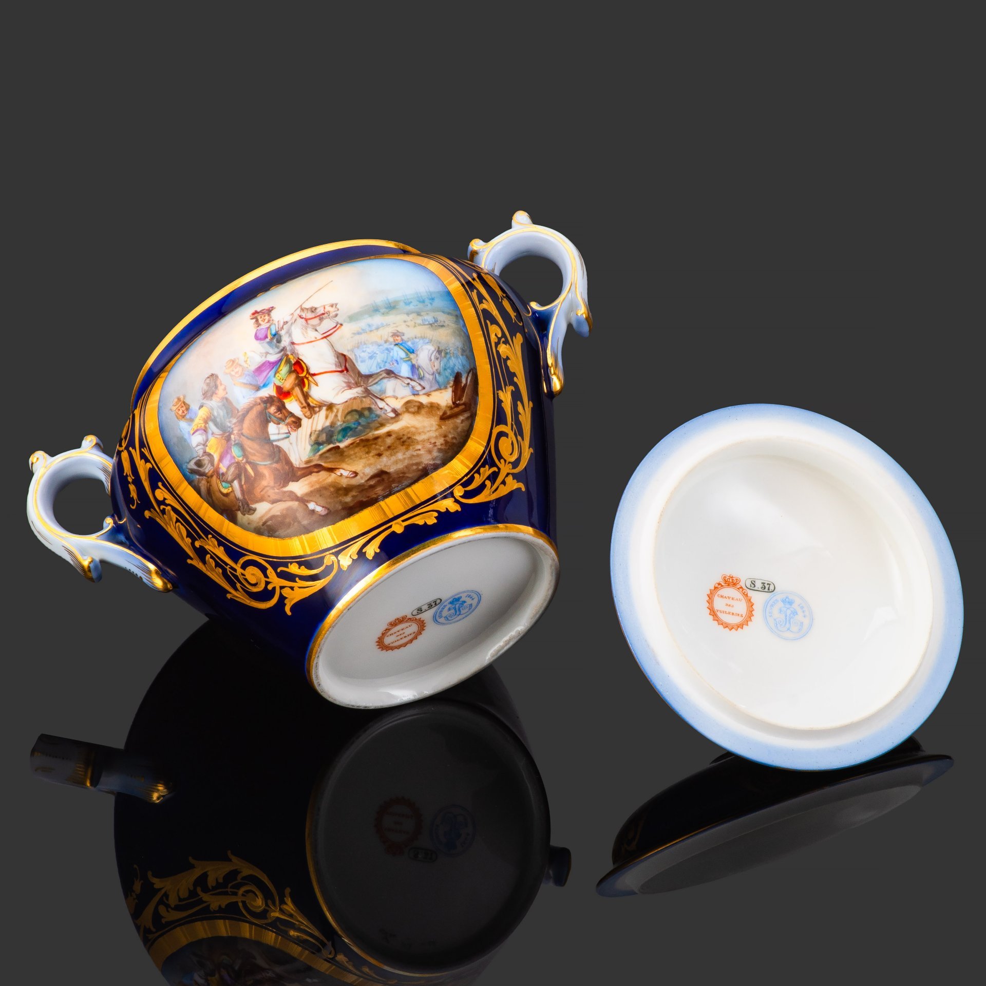 Сахарница с батальным сюжетом "Битва при Дюнах" (Batalla de las Dunas) (выполнена для дворца Тюильри "Chateau des Tuileries"), фарфор, крытье кобальтом, золочение, цировка, роспись, Севрская фарфоровая мануфактура (Sevres), Франция, 1844 г.