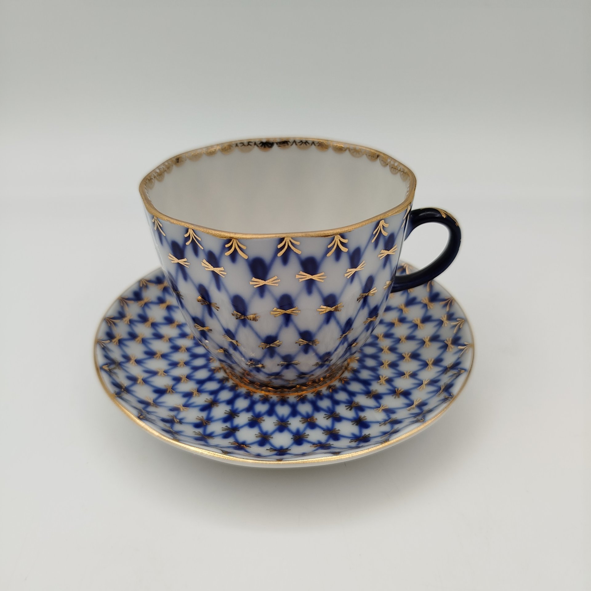 Пара кофейная "Кобальтовая сетка", автор формы "Тюльпан" С.Е. Яковлева, автор рисунка А.А. Яцкевич, фарфор, деколь, золочение, Ленинградский фарфоровый завод (ЛФЗ), Российская Федерация, 1992-2001 гг.