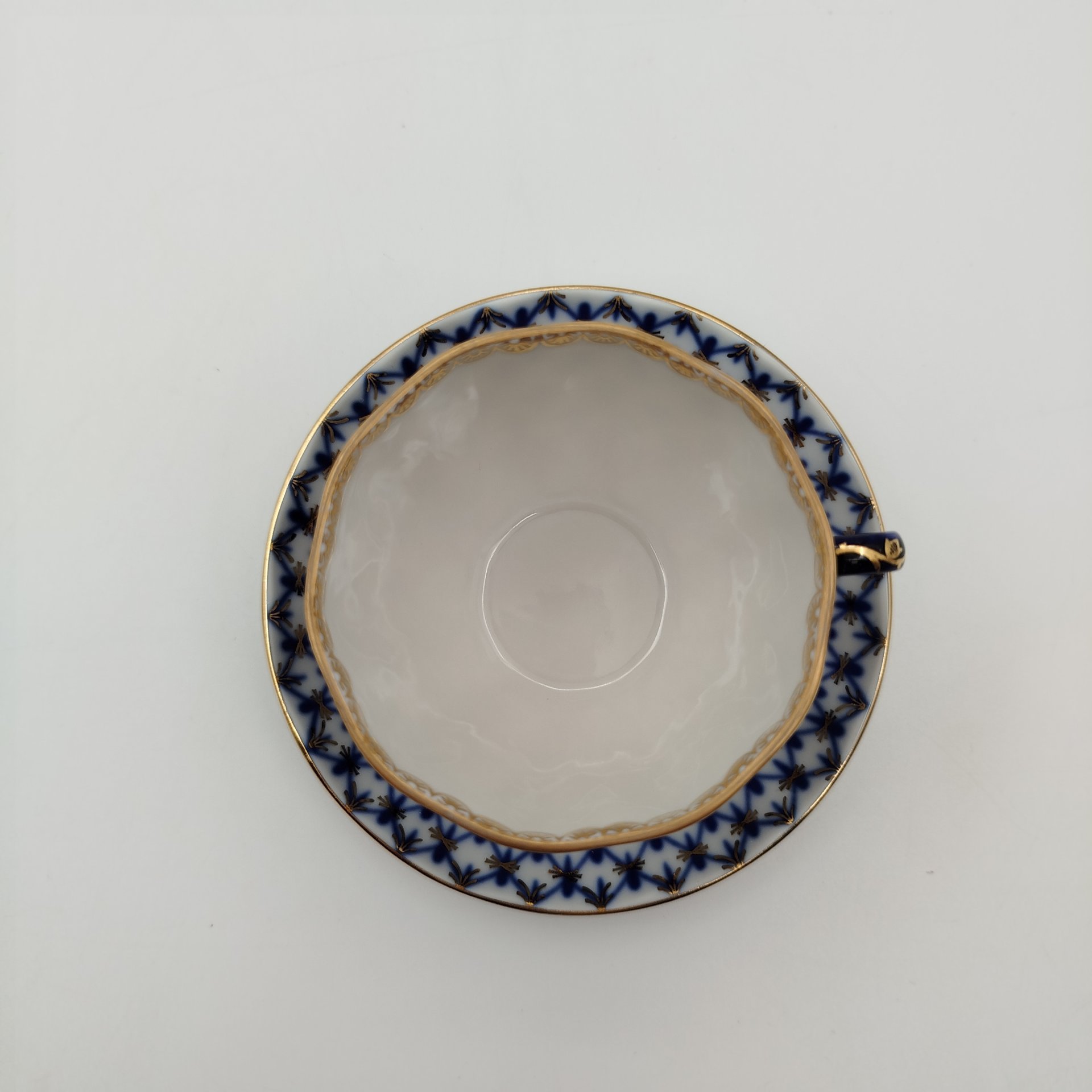 Пара кофейная "Кобальтовая сетка", автор формы "Тюльпан" С.Е. Яковлева, автор рисунка А.А. Яцкевич, фарфор, деколь, золочение, Ленинградский фарфоровый завод (ЛФЗ), Российская Федерация, 1992-2001 гг.