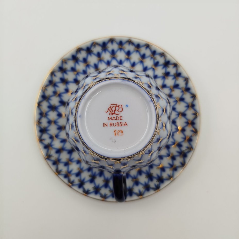 Пара кофейная "Кобальтовая сетка", автор формы "Тюльпан" С.Е. Яковлева, автор рисунка А.А. Яцкевич, фарфор, деколь, золочение, Ленинградский фарфоровый завод (ЛФЗ), Российская Федерация, 1992-2001 гг.