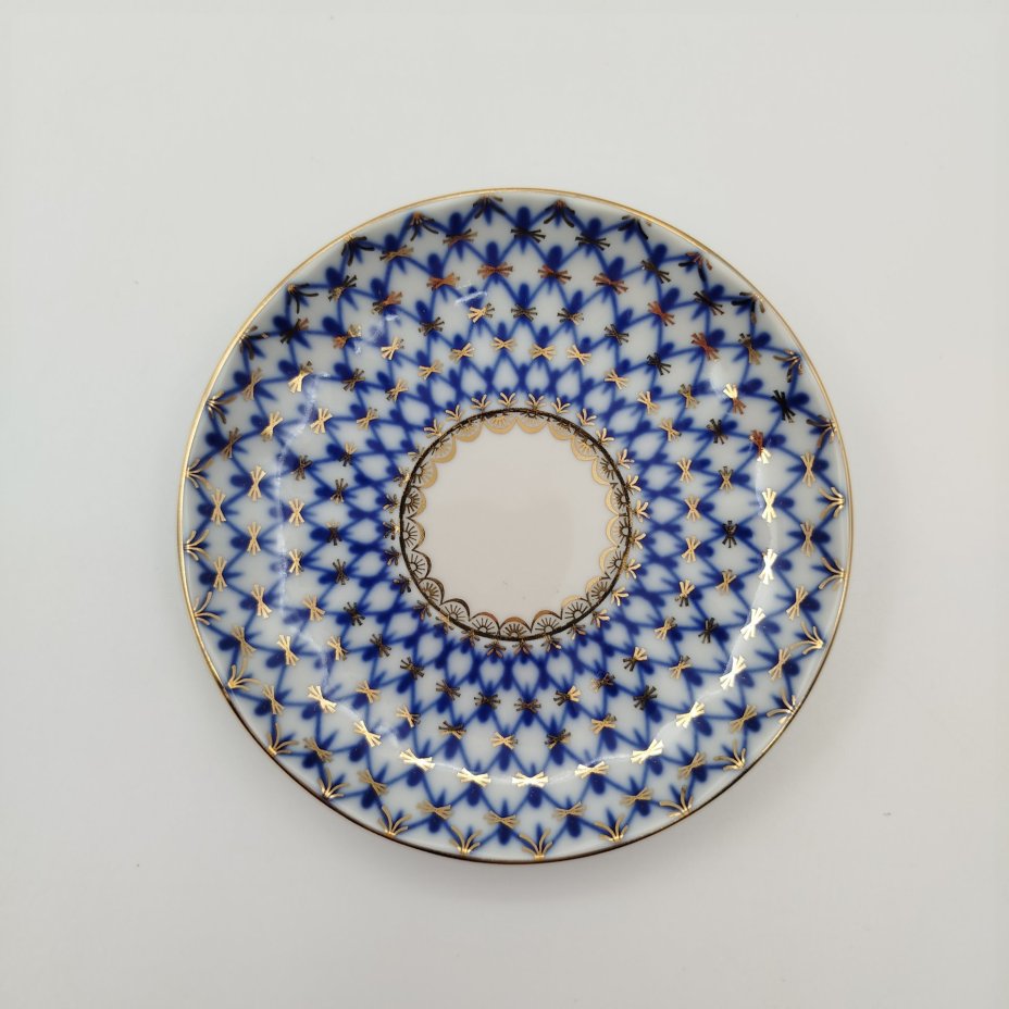 Пара кофейная "Кобальтовая сетка", автор формы "Тюльпан" С.Е. Яковлева, автор рисунка А.А. Яцкевич, фарфор, деколь, золочение, Ленинградский фарфоровый завод (ЛФЗ), Российская Федерация, 1992-2001 гг.