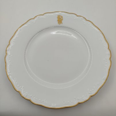 Тарелка столовая, украшенная фигурным бортом и монограммой, Haviland