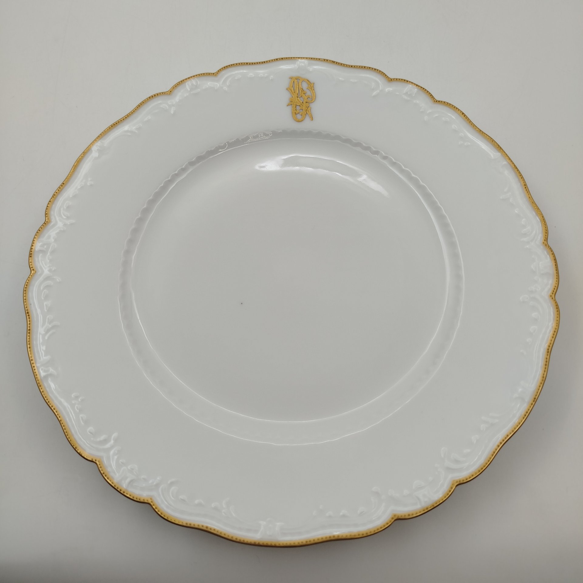 Тарелка столовая, украшенная фигурным бортом и монограммой, Haviland