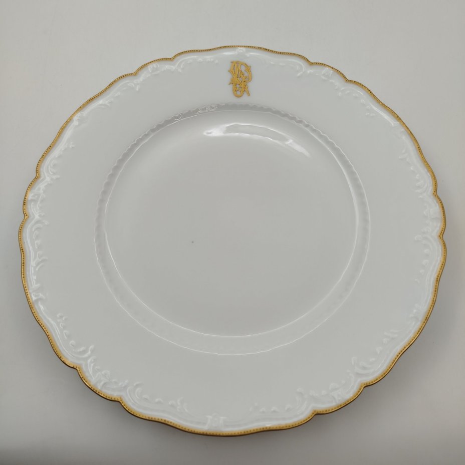 Тарелка столовая, украшенная фигурным бортом и монограммой, Haviland