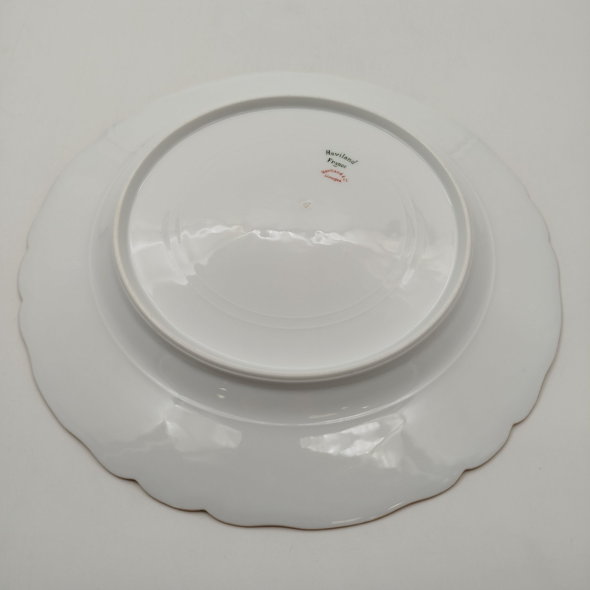 Тарелка столовая, украшенная фигурным бортом и монограммой, Haviland