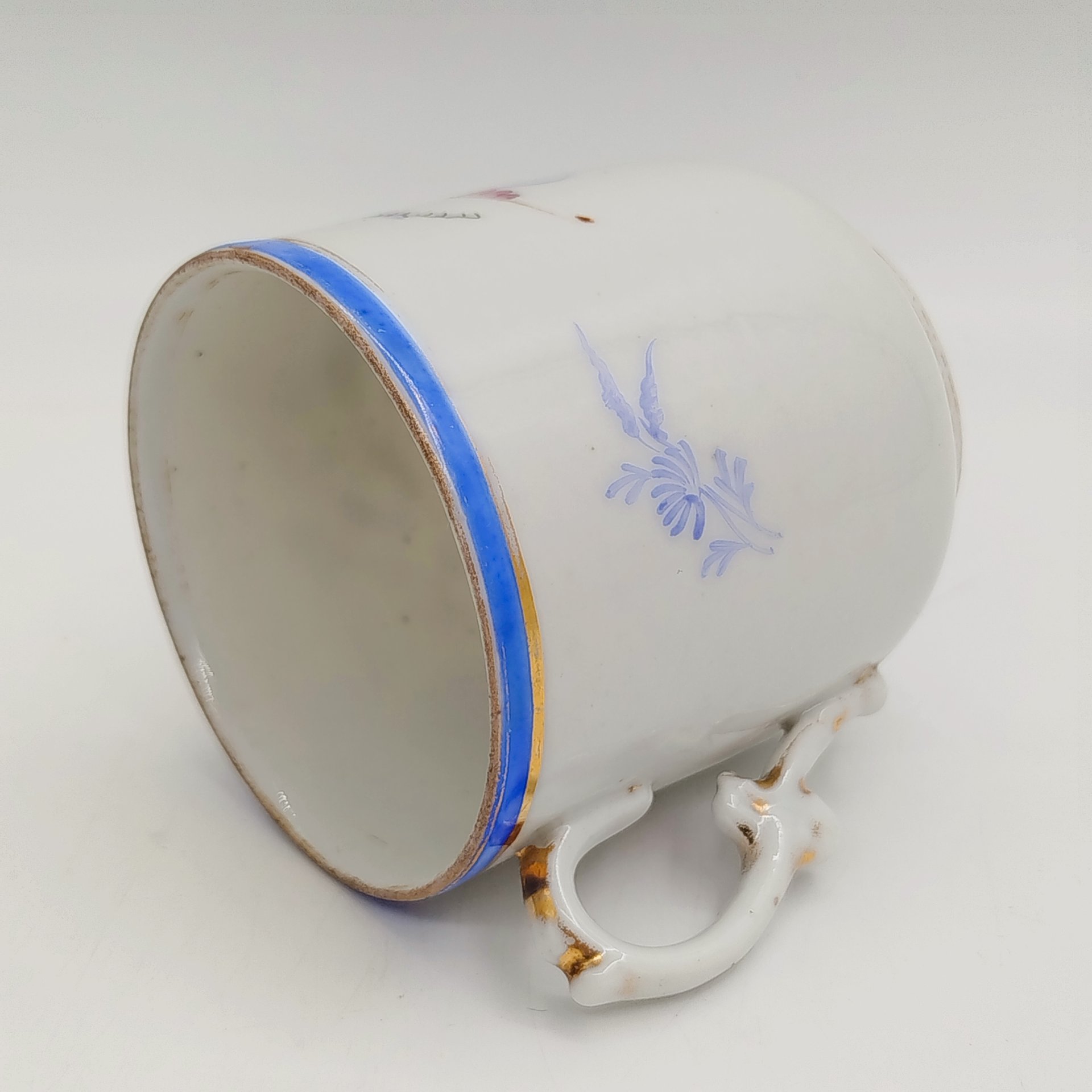 Чашка с фигурной ручкой и растительным декором, фабрика М. Куринова в Речицах