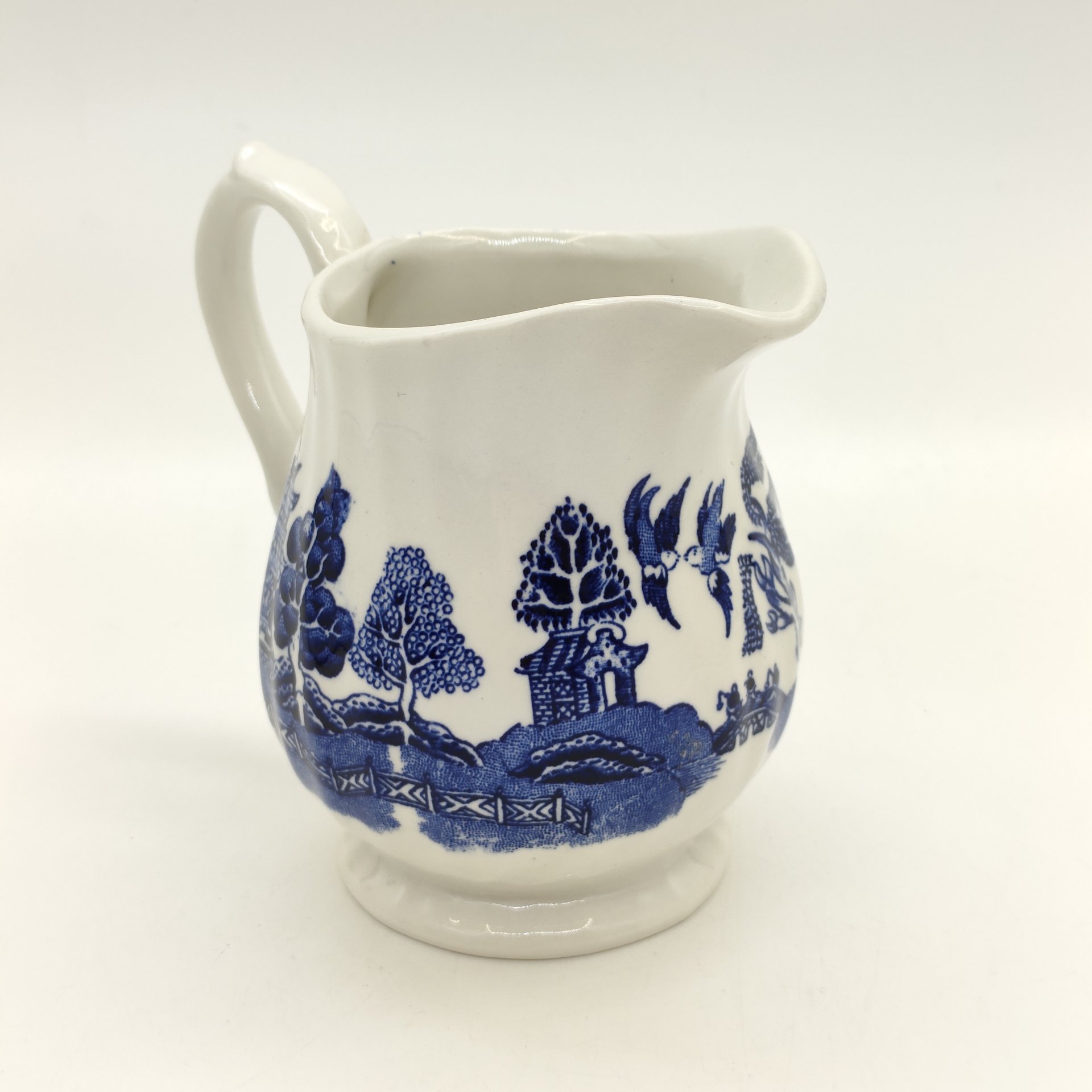 Молочник с декором в виде китайского пейзажа "Blue Willow", фаянс, деколь, Royal Wessex, Великобритания, 1970-2000 гг.