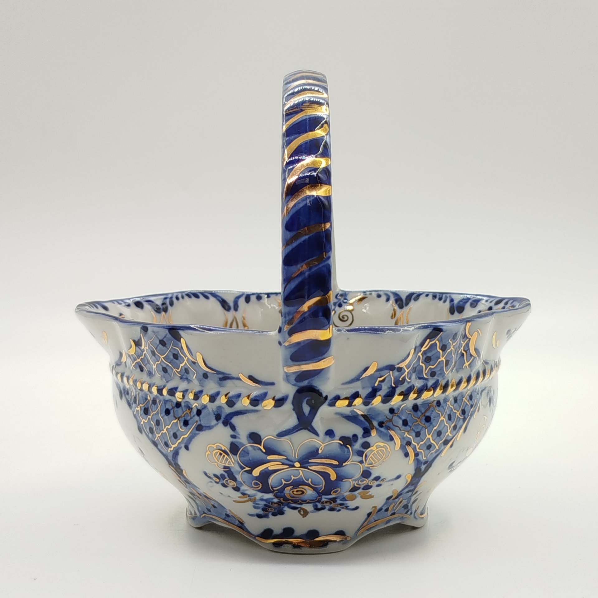 Конфетница в форме корзинки с цветочным декором, Гжель