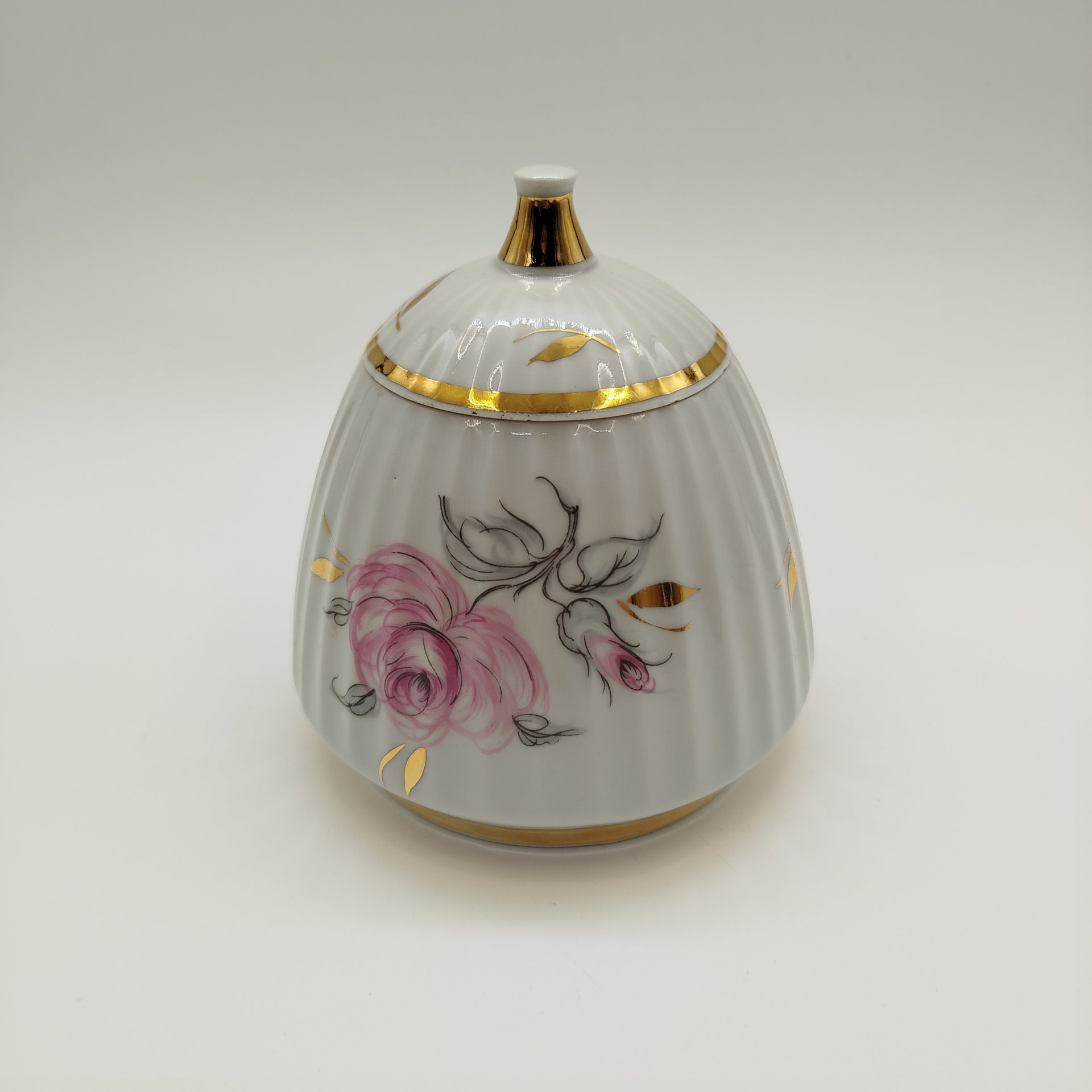Сахарница с растительным декором, фарфор, деколь, золочение, Краснодарский фарфорово-фаянсовый завод «Чайка», СССР, 1960-1962 гг.