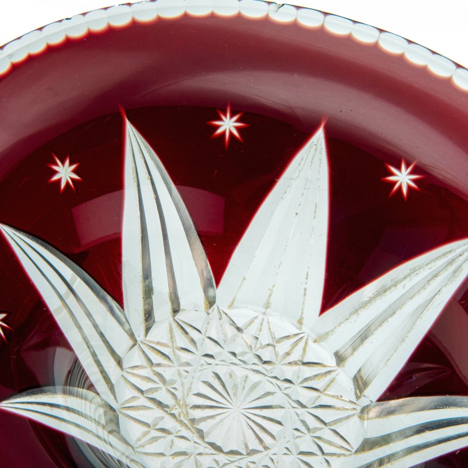Ваза (конфетница) из двухцветного стекла с резным декором, СССР, 1970-1990 гг.