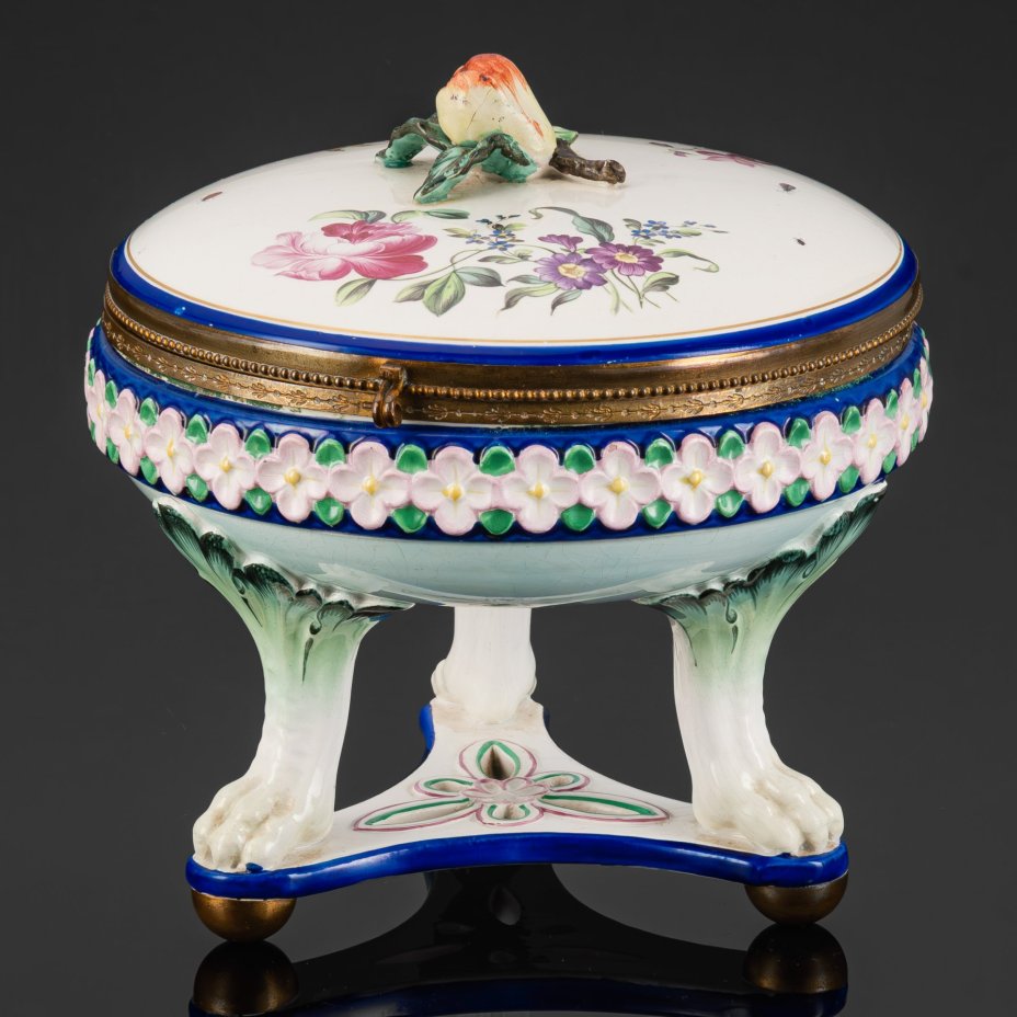 Шкатулка (бонбоньерка, конфетница с крышкой) в стиле эпохи Грюндерцайт, на трех львиных лапах, с крышкой, украшенной цветами и хватком в виде груши