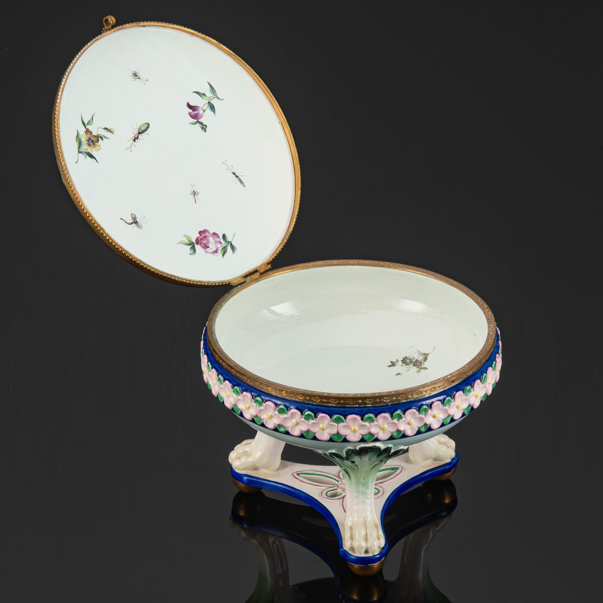 Шкатулка (бонбоньерка, конфетница с крышкой) в стиле эпохи Грюндерцайт, на трех львиных лапах, с крышкой, украшенной цветами и хватком в виде груши