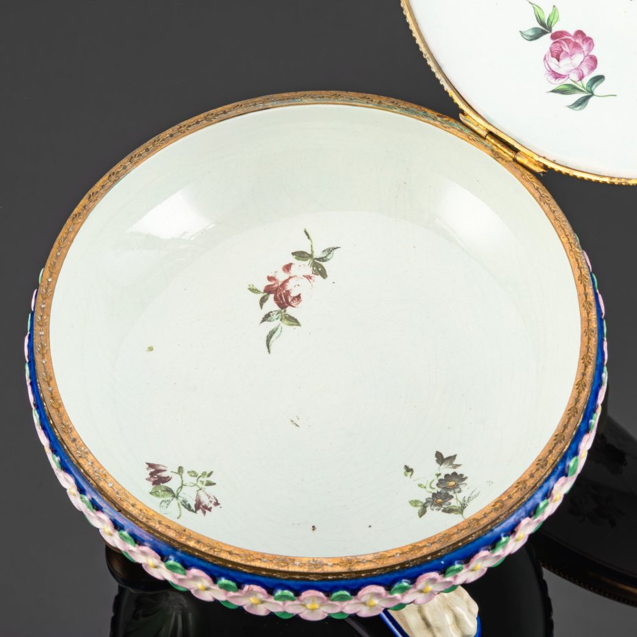 Шкатулка (бонбоньерка, конфетница с крышкой) в стиле эпохи Грюндерцайт, на трех львиных лапах, с крышкой, украшенной цветами и хватком в виде груши